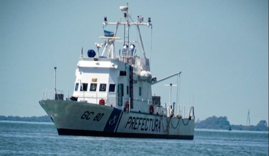 Desesperada búsqueda: un marinero cayó al mar desde un barco pesquero y se desató un megaoperativo