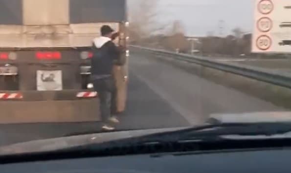 Un hombre liberó la carga de cereales de un camión en movimiento y escapó