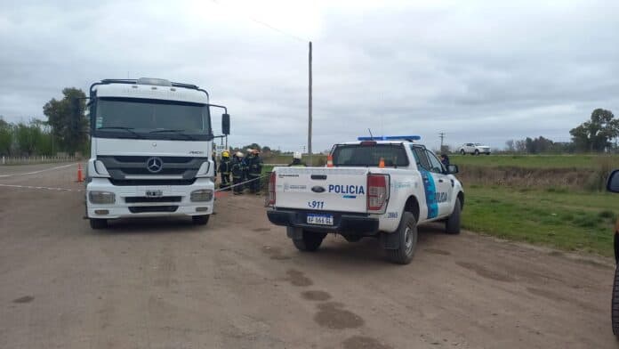 Un camionero falleció aplastado por su acoplado en Bolívar