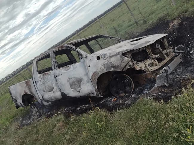 Encuentran una camioneta incendiada con un cuerpo adentro en zona rural