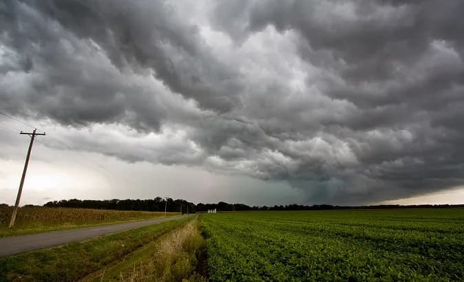 Fuertes tormentas azotaron la región pampeana y provocaron destrozos e inundaciones en áreas rurales