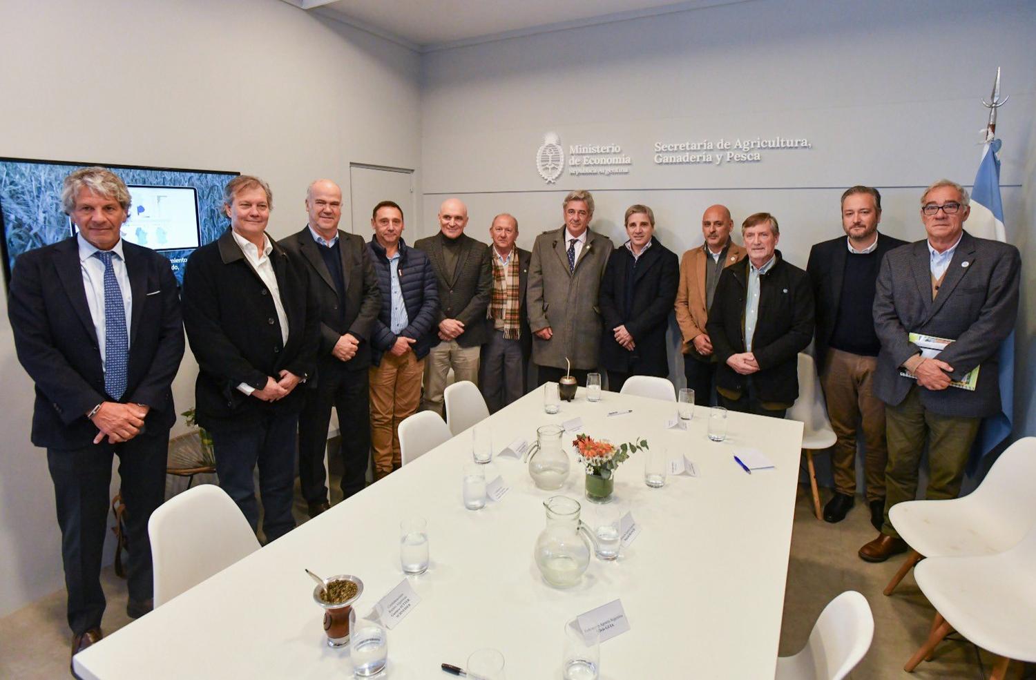 Caputo visitó La Rural y le puso un freno a la quita de las retenciones al campo