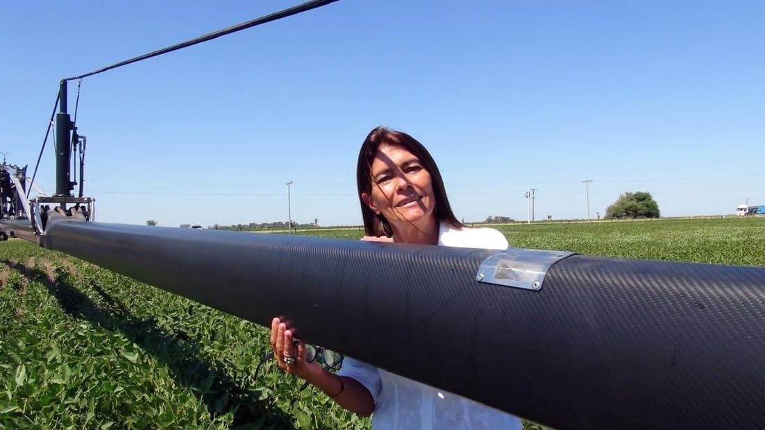 Ana Fernández Mouján, junto al botalón de fibra de carbono. Imagen: 1/2
