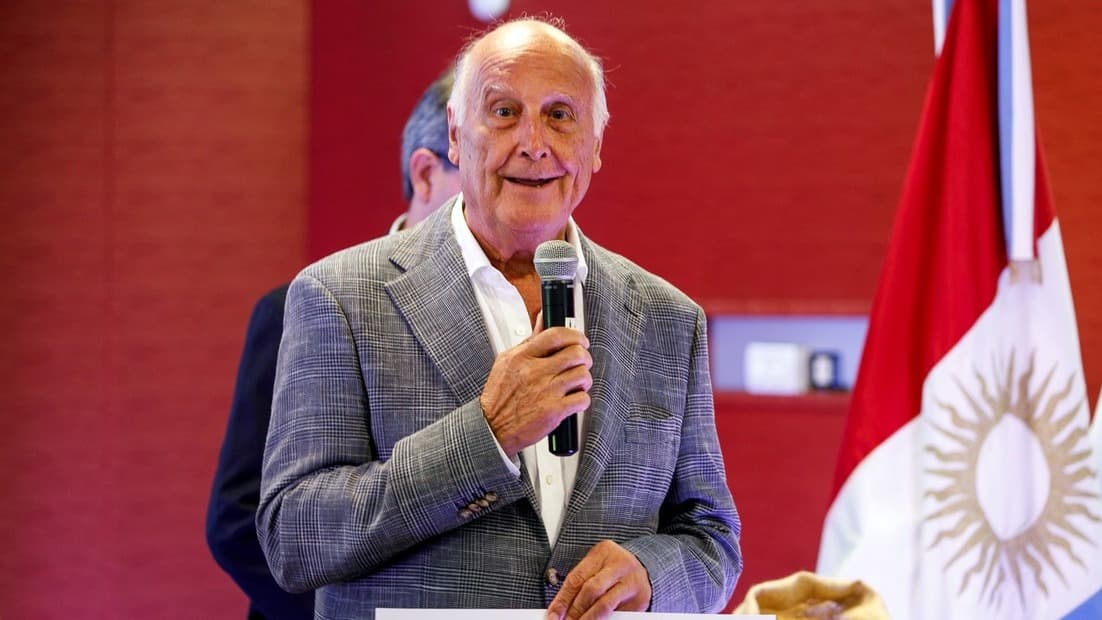 José Aranda, propietario de Copra S.A., durante el remate. La firma correntina fue la primera en cosechar el primer lote de maíz del ciclo 2025/26. Foto: Cámara Arbitral de la Bolsa de Cereales.