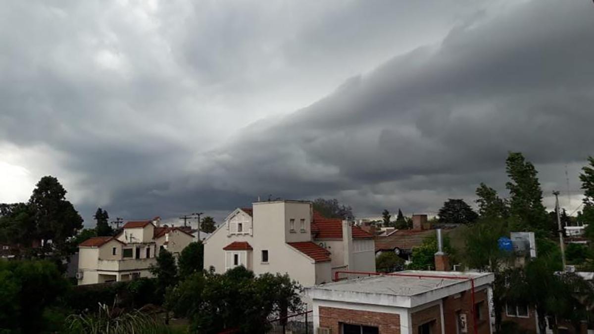 Hay 14 provincias bajo alertas por vientos y tormentas