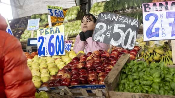 La feria minorista del Mercado Central se afianza como una alternativa para el ahorro