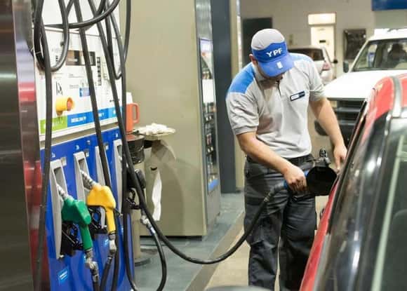 Acuerdo de precios: congelan combustibles hasta noviembre