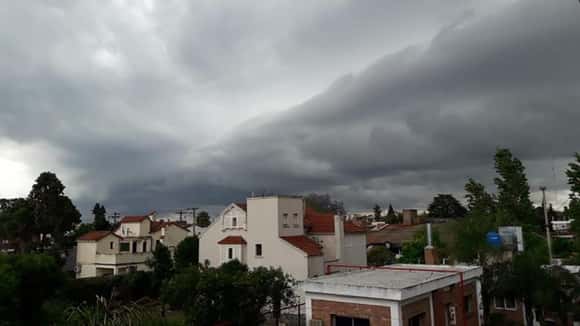 Hay 14 provincias bajo alertas por vientos y tormentas