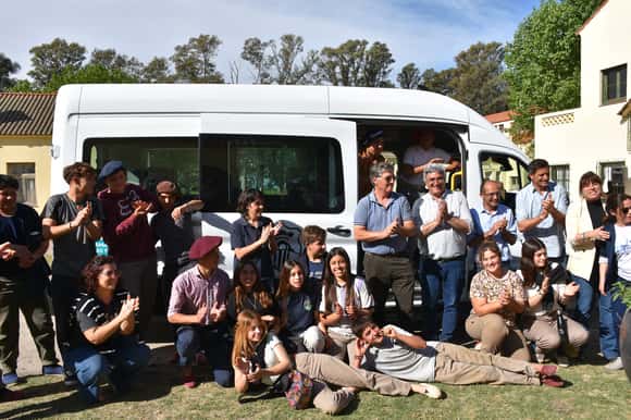 La Provincia entregó dos combis a escuelas agrarias de Carlos Casares y Bolívar