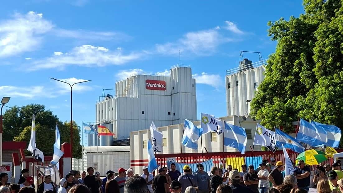 Incertidumbre por el futuro de una de las principales lácteas del país: acumula cheques rechazados y plantas paralizadas